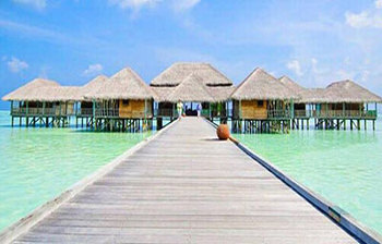 সমুদ্রের মাঝে সুন্দর একটি হোটেল