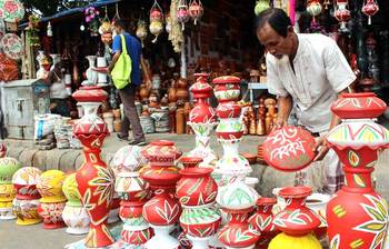 দোয়েল চত্বর যেনো এক কুমার পাড়া