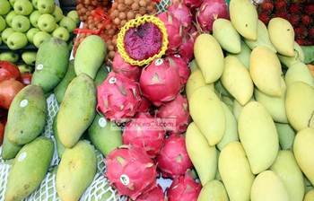 ঢাকার রাস্তায় বিদেশি ফল