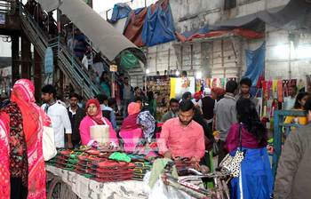 নিউমার্কেট এলাকার চিরচেনা দৃশ্য