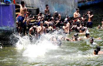 গরমে শিশুদের ডুব সাঁতার