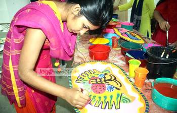 চারুকলায় মঙ্গল শোভাযাত্রার প্রস্তুতি