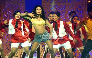 আইটেম কন্যা ইভার যাত্রা