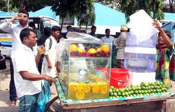 গরমে অতিষ্ঠ রাজধানীবাসী