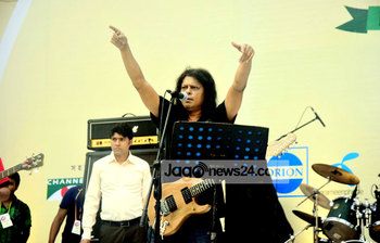 ভক্তদের মাতালেন জেমস