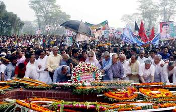 শহীদদের প্রতি খালেদা জিয়ার শ্রদ্ধা