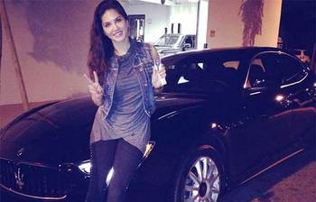 বলিউডের ১০ তারকার কোটি টাকার গাড়ি