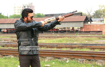 শাকিবের হাতে বন্দুক !