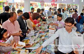 জমে উঠছে প্রাণের মেলা