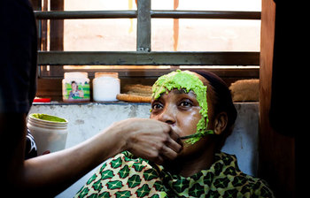 উগান্ডার তরুণীদের ব্যতিক্রমী রূপ চর্চা