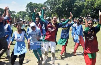 বালিকা ফুটবল ম্যাচের ছবি