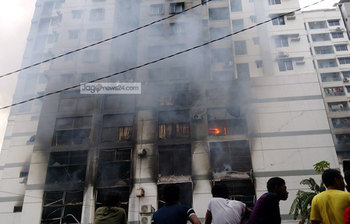 রাজধানীর প্রিমিয়ার প্লাজায় ভয়াবহ আগ্নিকাণ্ড