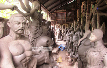 শরীয়তপুরে দুর্গা প্রতিমা গড়তে ব্যস্ত পাল পরিবার