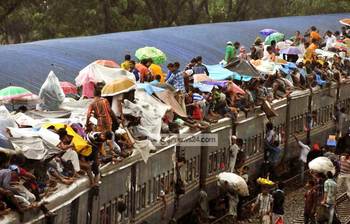 বাড়ি ফেরার শেষ মুহূর্তের ভিড়