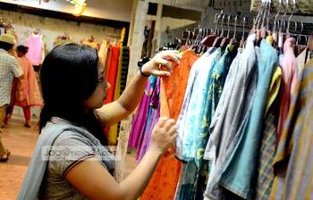 ঈদের কেনাকাটায় ব্যস্ত সবাই