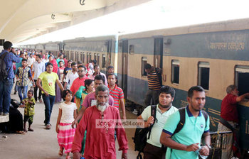 রাজধানীতে ফিরতে শুরু করেছে মানুষ