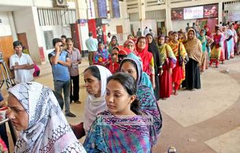 শেষ দিনের টিকিট পেতে দীর্ঘ লাইন