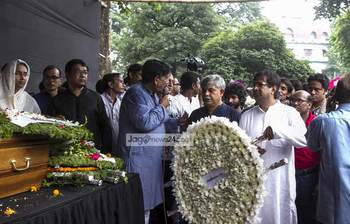 কেন্দ্রীয় শহীদ মিনারে সৈয়দ হকের শ্রদ্ধাঞ্জলি