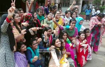 ভালো ফলাফলে মতিঝিল আইডিয়ালে আনন্দ-উচ্ছ্বাস