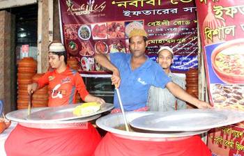 বেইলি রোডে ইফতারির বাজার