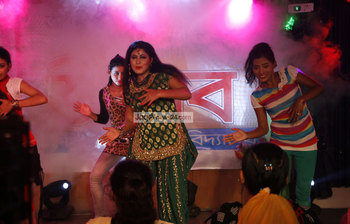 ভালোবাসায় দিওয়ানা ছবির আইটেম গানের দৃশ্য