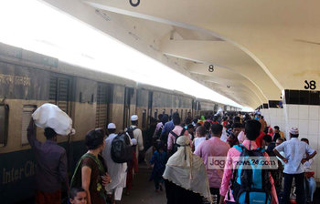 নাড়ির টানে বাড়ি ছুটছে মানুষ