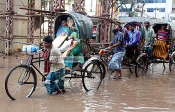 মৌচাক-মালিবাগ এলাকার রাস্তায় জনদুর্ভোগ