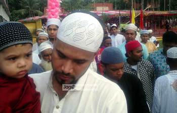 ছেলেকে নিয়ে মাশরাফির ঈদের নামাজ