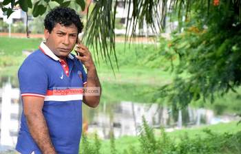 মোশাররফ করিমের ভ্যান বস্ত্র বিতান