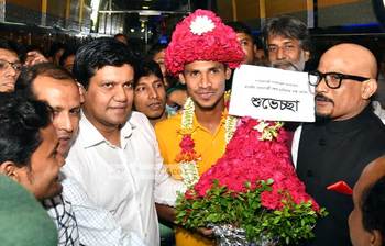 মুস্তাফিজকে প্রধানমন্ত্রীর ফুলেল শুভেচ্ছা