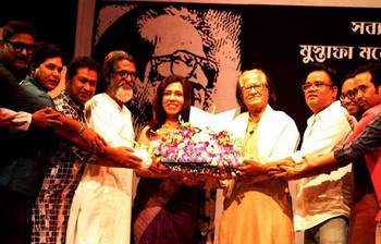 আড়ম্বরে মুস্তাফা মনোয়ারের জন্মদিন উদযাপন