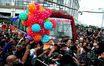 রাজধানীর গুলশানে বিশেষ রিকশা ও বাসসেবা