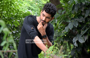 ফটোশুটে ওম