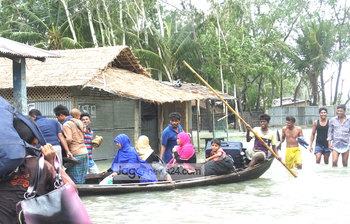 রোয়ানুর কবল থেকে বাঁচতে নিরাপদ আশ্রয়ের সন্ধান