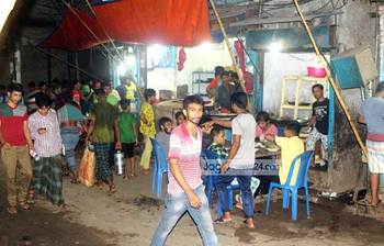 রাজধানীতে খোলা আকাশের নিচে সেহরি