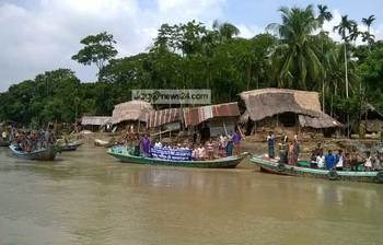 সন্ধ্যা নদী ভাঙনরোধে ব্যতিক্রমী নৌ মানববন্ধন