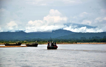 সোমেশ্বরী নদীর চোখ জুড়ানো দৃশ্য