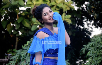 সবুজের মাঝে সুন্দরী স্পর্শিয়া