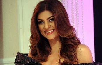 র‌্যাম্পে হাঁটলেন সুস্মিতা