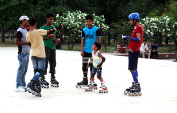 স্কেটিংয়ে অনেক মজা