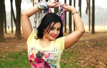 স্নিগ্ধতা ছড়াচ্ছে স্নিগ্ধা