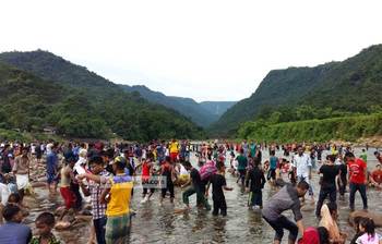 পর্যটকে মুখর জাফলং ও বিছনাকান্দি