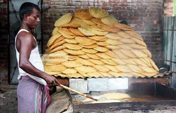 ঈদকে ঘিরে ঠাকুরগাঁওয়ে ভেজাল সেমাই প্রস্তুত