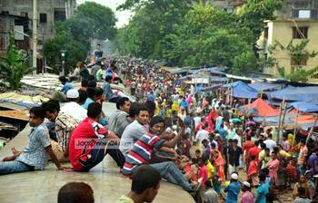 ঈদে ট্রেনে বাড়ি ফিরছে মানুষ