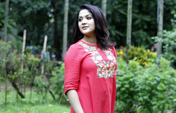 লাল সবুজের ঊর্মিলা