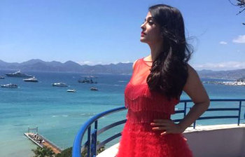 কান উৎসবে সাংবাদিকদের সামনে ঐশ্বরিয়া