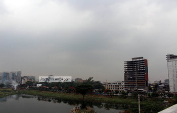 ঢাকার আকাশে কালো মেঘের ঘনঘটা