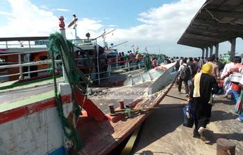 দৌলতদিয়া ঘাটে রাজধানীমুখী মানুষের ভিড়