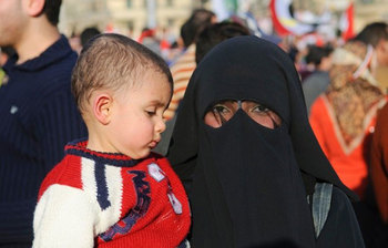 বিশ্বের যে ১০ জায়গায় ইসলামি পোশাক নিষিদ্ধ