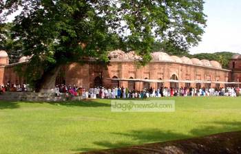 চোখজুড়ানো ঐতিহাসিক ষাট গম্বুজ মসজিদ